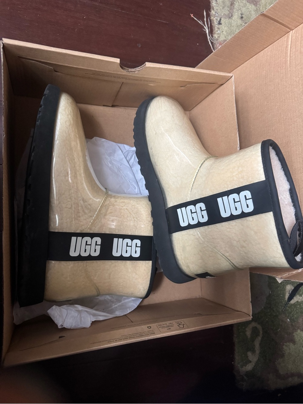 UGG weman 
 Short Boot with Black Logo Strap in Cream
